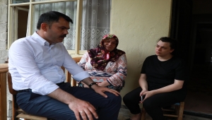 Bakan Kurum, Rize'de heyelanda hayatını kaybedenlerle kaybolan kişinin ailesini ziyaret etti