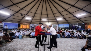 Bakan Varank, milli sporcuyla bilek güreşi yaptı 
