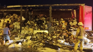 Başakşehir'de seyir halindeki tırda yangın çıktı