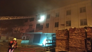 Başkentte 3 katlı iş merkezinde çıkan yangında 1 kişi hayatını kaybetti