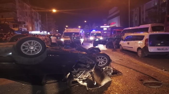 Başkentte kaza yapan otomobildeki 5 kişi yaralandı
