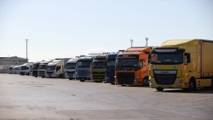 Bayrama direksiyon başında giren tır şoförleri aileleriyle telefonda bayramlaştı