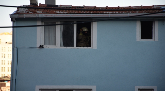 Beyoğlu'nda bir apartmanın üst katındaki dairede çıkan yangın söndürüldü