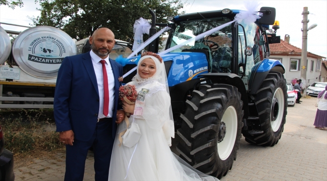 Bilecik'te evlenen "çiftçi başkan", traktörü gelin arabası yaptı
