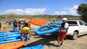 Bingöllü gençler Murat Nehri'nin sularında gelecekleri için kürek çekiyor 