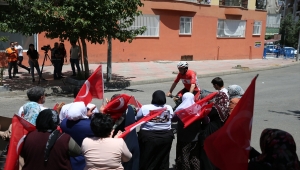Bisikletle Tekirdağ'dan gelerek Diyarbakır annelerine destek verdi