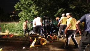 Bolu'da ağaca çarpan otomobilde sıkışan sürücü itfaiye ekibince kurtarıldı