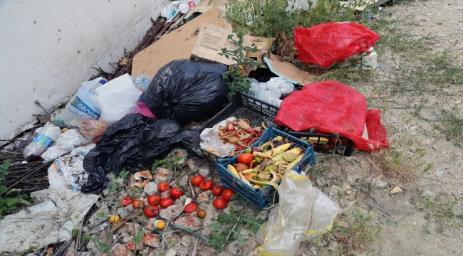 Bolu'da boş arazide biriktirilen çöpler toplandı