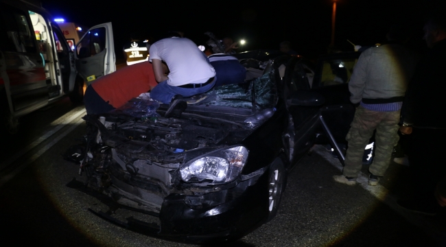 Bolu'da otomobil traktör römorkuna çarptı: 2 yaralı