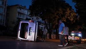 Bursa'da 2 hafif ticari aracın çarpıştığı kazada 3 kişi yaralandı