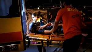 Bursa'da bariyerlere çarpan motosikletteki 2 kişi ağır yaralandı