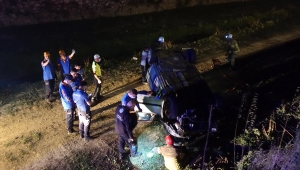 Bursa'da bir araçla çarpıştıktan sonra su kanalına düşen otomobildeki 5 kişi yaralandı