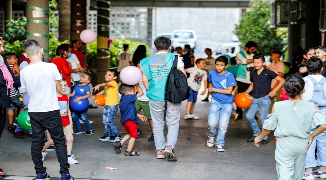 Cansuyu Derneği gönüllüleri Lübnan'daki yetim ve öksüz çocuklara bayram harçlığı verdi