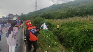 Çekmeköy'de araç şarampole devrildi: 1 yaralı