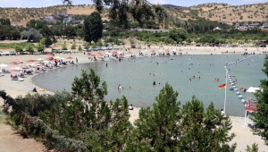 Doğu'da tatilcilerin vazgeçilmez adresi Hazar Gölü, turizmde bayram bereketi yaşıyor