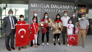 Dünya şampiyonu güreşçi Selvi İlyasoğlu, Muğla'da çiçeklerle karşılandı