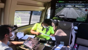 Düzce'de bayram trafiğinde emniyet şeridi ihlali drone ile tespit edilen 88 sürücüye ceza yazıldı