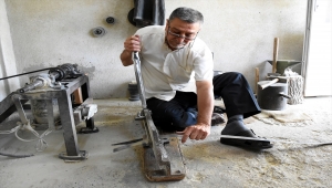 El sanatları ustası Balım, bıçakçılığı 50 yıldır 9 metrekarelik atölyesinde yaşatmaya çalışıyor