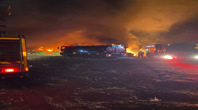Elazığ'da geri dönüşüm tesisinde çıkan yangına müdahale ediliyor