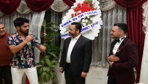 Elbistan Festivali'ne konsere gelen sanatçı berberde sitem eden damadın düğününde şarkı söyledi