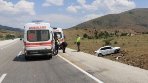 Erzincan'da devrilen otomobildeki 5 kişi yaralandı