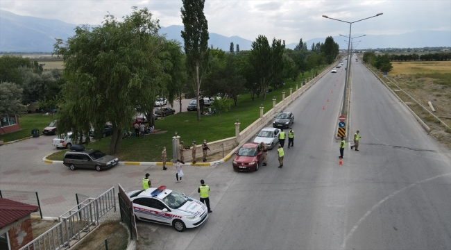 Erzincan'da jandarma ekipleri helikopter destekli trafik denetimi yaptı