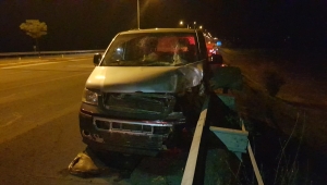 Erzincan'da minibüs aydınlatma direğine çarptı: 8 yaralı