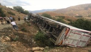 Erzincan'da şarampole devrilen tırdaki 3 kişi yaralandı, yaklaşık 150 küçükbaş hayvan telef oldu