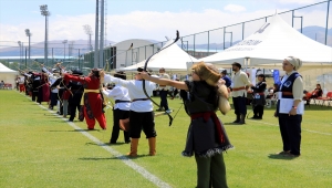 Erzurum'da geleneksel okçuluğun Açık Hava Türkiye Şampiyonası sıralama atışları yapıldı