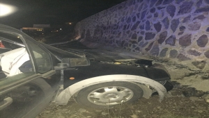 Erzurum'da hafif ticari araç istinat duvarına çarptı: 1 ölü,1 yaralı