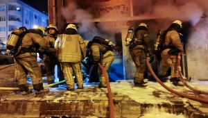 Esenyurt'ta oto döşeme dükkanında çıkan yangın söndürüldü