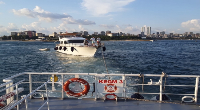 Fenerbahçe önlerinde makine arızası yapan tekne kurtarıldı