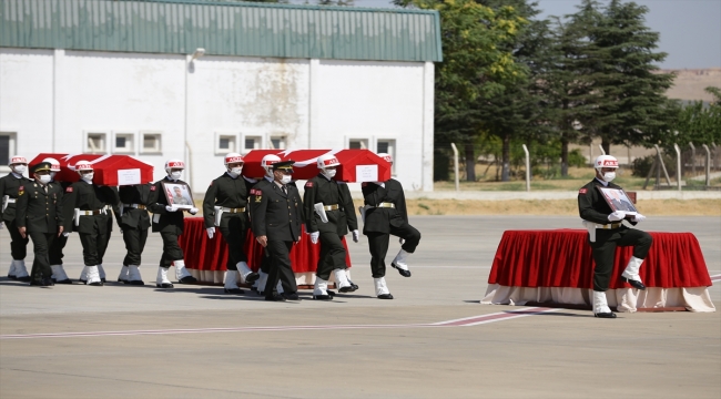 Fırat Kalkanı Harekatı bölgesinde şehit olan iki askerin cenazesi memleketlerine uğurlandı