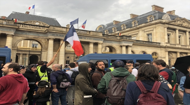 Fransa'da Kovid-19 aşı zorunluluğu ve sağlık ruhsatı uygulaması karşıtlarından Danıştayın önünde protesto