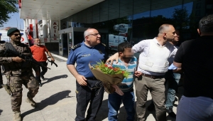 Gaziantep'te hastane önünde başına silah dayayan kişi, ikna edilerek gözaltına alındı