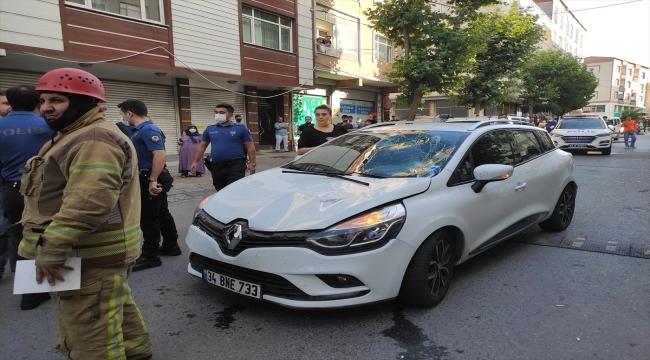 Gaziosmanpaşa'da otomobilin çarptığı 3 kişi yaralandı
