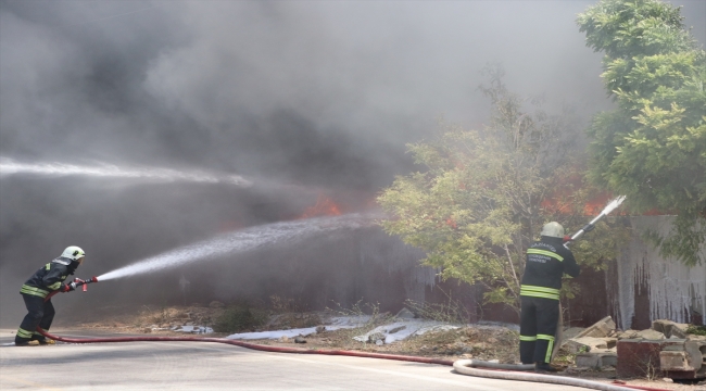 GÜNCELLEME 2 - Gaziantep'te depoda çıkan yangına müdahale ediliyor