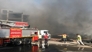 GÜNCELLEME 2 - Mersin'de çivi fabrikasında çıkan yangına müdahale ediliyor