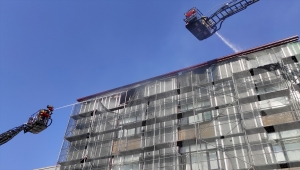 GÜNCELLEME - Ataşehir'de bir binada çıkan yangın söndürüldü 