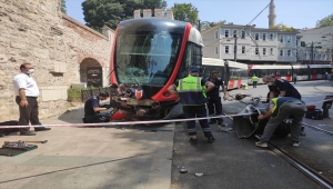 GÜNCELLEME - Fatih'te raydan çıkan tramvay elektrik direğine çarptı