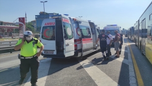 GÜNCELLEME - İstanbul'da iki metrobüs çarpıştı