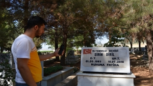 Hastalığı nedeniyle evden çıkamayan anne 15 Temmuz şehidi oğlunun mezarını "görüntülü" ziyaret etti