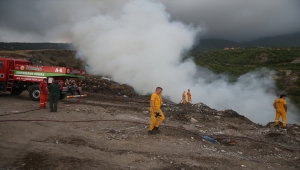 Hatay'da çöplük alanda çıkan yangına havadan ve karadan müdahale ediliyor