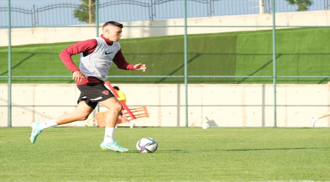 Hataysporlu futbolcu Fatih Kuruçuk, yaklaşık 1,5 ay sahalardan uzak kalacak
