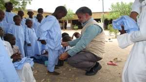 Help Yetim İnsani Yardım Organizasyonu Afrika'daki yetimlere bayramlık giysi hediye etti