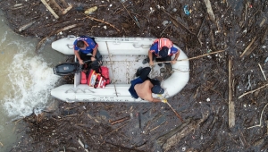 İçişleri Bakanı Süleyman Soylu, Arhavi'de iş yerleri selden hasar gören esnafla bir araya geldi
