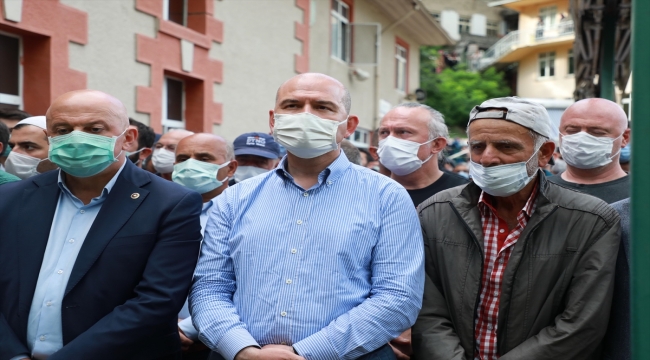 İçişleri Bakanı Süleyman Soylu, Murgul'daki selde hayatını kaybeden kişinin cenaze törenine katıldı 