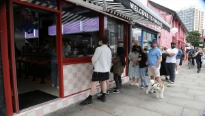 İngiltere'de eski Sağlık Bakanı Hancock'un istifasını ücretsiz 1000 kebap dağıtarak kutladılar