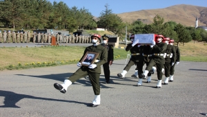 Irak'ın kuzeyindeki Pençe Harekatı bölgesinde şehit olan asker için Hakkari'de tören düzenlendi