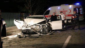 İş makinesine çarpan otomobildeki bir kişi öldü, bir kişi yaralandı